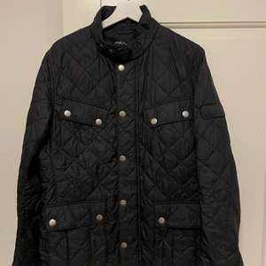 Barbour vårjacka - Barbour vårjacka i ny skick. Använd väldigt lite. Strlk: L