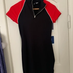 Supersnygg klänning - Nästintill oanvänd, figurnära klänning i storlek 36