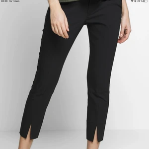 Tygbyxor med slits  - Helt nya tygbyxor med slits, 7/8 längd, fint elegant tyg, orginalpris 899 kr på zalando