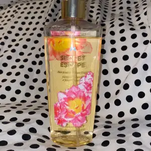 Säljer denna parfym från Victoria’s secret då den inte kommer till användning. Säljer för 100 kronor+frakt på 66 kronor. 