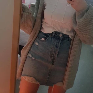 Jeanskjol med revor - Helt ny jeanskjol med revor, bra skick