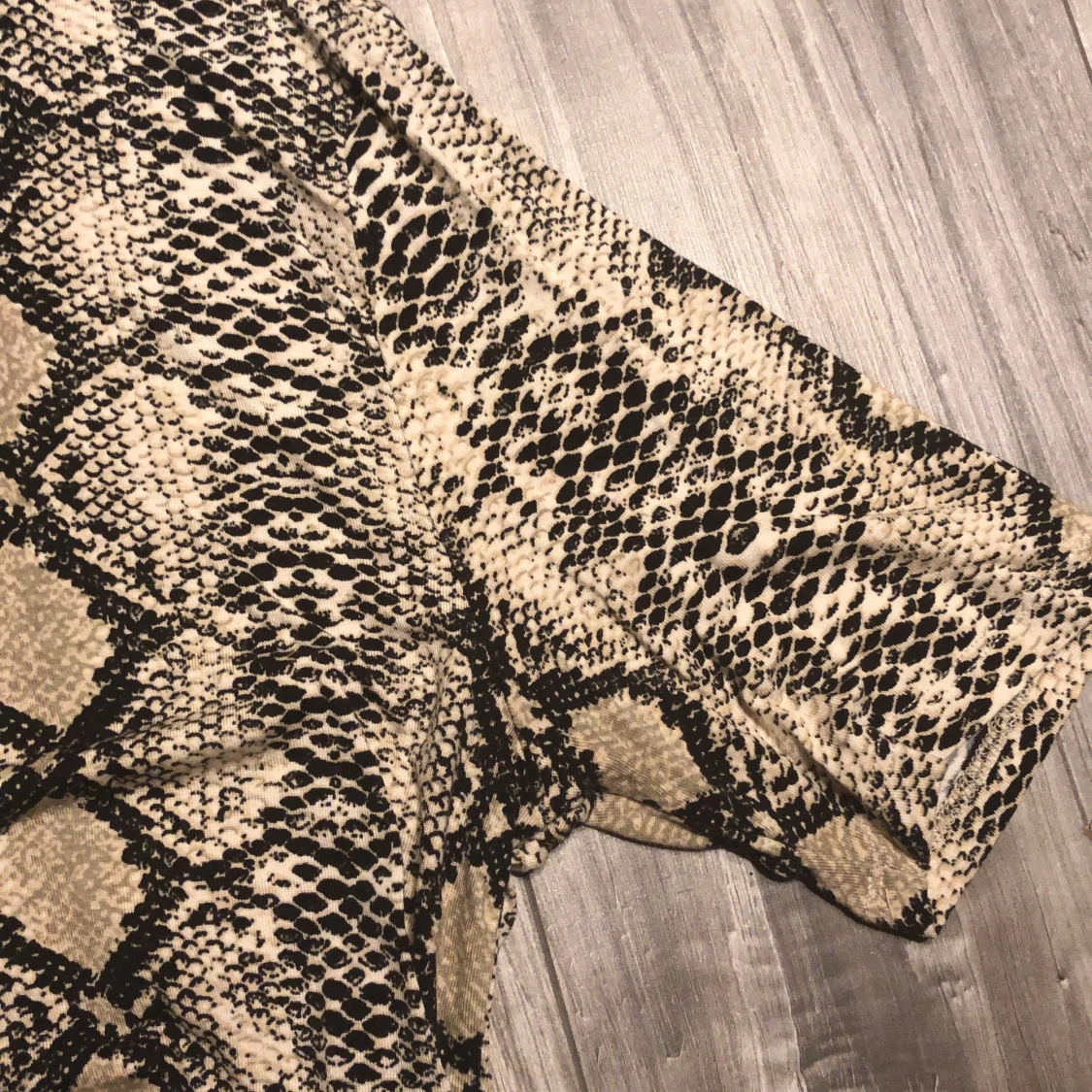 Tight-fitting tröja i ormmönster - 90