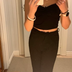 Linne - Säljer detta snygga linne från bikbok, säljs ej längre i affär eller på hemsidan vad jag kan hitta. Säljer för 50kr och köparen står för frakt!💙 Vid många intresserade startar budgivning! Kan skickas spårbart om de önskas 😊