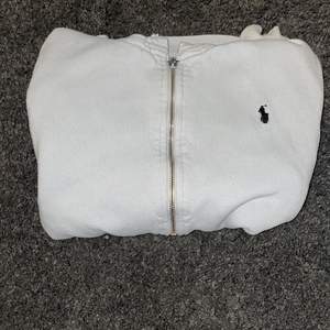 Ralph Lauren zip hoodie i strl M. Säljer denna pga använder den inte längre. Använd i ksk 4 månader(några defekter som missfärgning. Tveka inte att skriva ifall du har någon fråga eller så❤️ Köpare står för frakt!☺️Nypris 900. Säljer för 400 då den är relativt ny. Pris kan komma överenses om👍