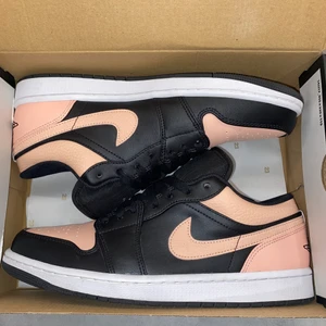 Jordan one low Crimson tint. Storlek 44 - Tjenare! Säljer mina Jordan one low Crimson tint pga av att jag inte använder dom. Skorna är använda fåtal gånger men så gott som nya. Originalkartong ingår. Pris kan diskuteras.