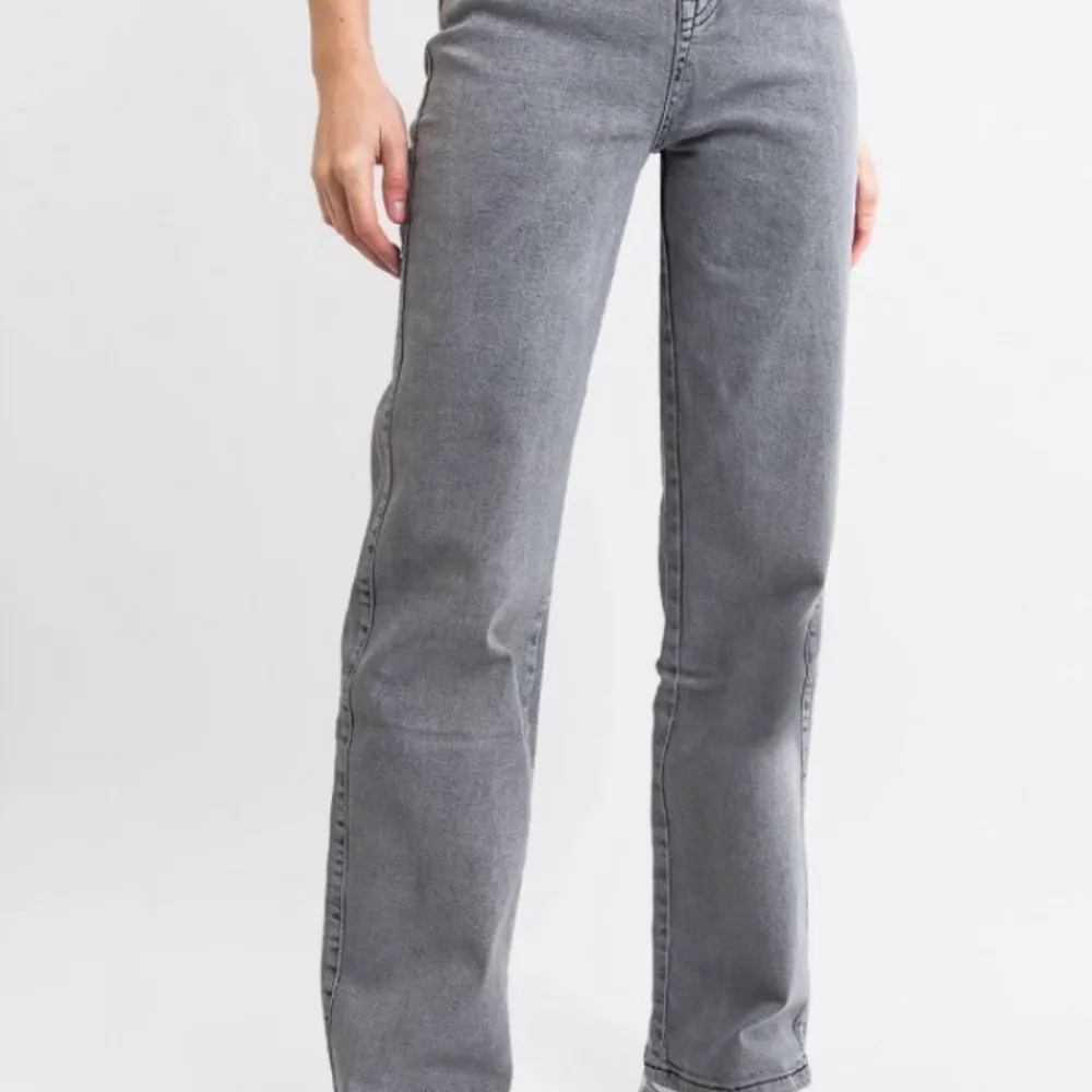 helt oanvända pga beställde fel storlek, köpte för 550kr. Jag är 157 och dem är lite långa så dem skulle passa perfekt på någon som är 160-165. Jeans & Byxor.