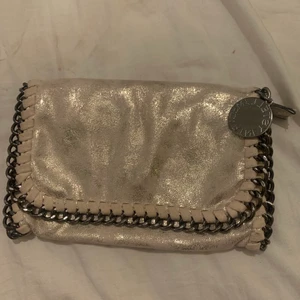 stellamccartney väska - Säljer denna stella mccartney inspirerande väskan, det är en liten clutch som man kan sätta på en kedja på så att man kan ha den crossbody, kedjan jag hade är tyvärr borta men det går att sätta på om så skulle viljas 💕💕❤️‍🔥 KÖP DIREKT FÖR 200 kronor eller lägre pris vid snabb affär + frakt❤️‍🔥💕💕