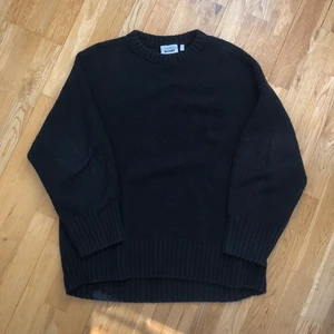 Svart stickad tröja - Fin svart stickad tröja från weekday 🖤 sitter smått oversized på mig som är S