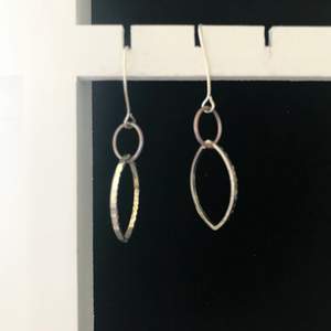 Hej! Detta är ett par örhängen som du kan köpa av oss kolla gärna på vårat konto på instagram och TikTok och här på Plick vi heter smycken.t.a✨