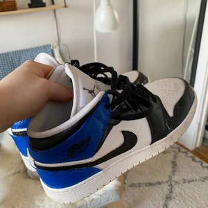 Nike Jordan - Köpte dessa här inne på Plick i höstas. De har int kommit till så stor användning som jag hoppades tyvärr. De är ganska små i storlekarna för jag brukar ha 38 i vanliga skor men dessa är 39. Pris kan diskuteras 🥰