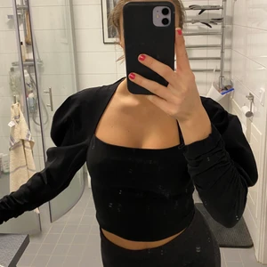 Topp från Gina 🌸 - En superfin blus/topp som är köpt från Gina som jag inte använt mer än 1 gång. Superfint skick och det är en perfekt topp som man kan ha på en middag eller bara då man inte vet vad man ska ha på sig🌸🌸🥰🥰🥰lite puffärm på den se på bild 2 och en rak skurning vid bysten!! storlek s och säljs för 100 kr och köparen står för frakt. 
