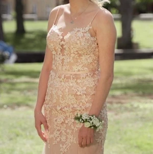 Balklänning  - Nu säljer min syster hennes fina balklänning! Det är ljusrosa klänning med blommiga detaljer som man ser på klänningen! Kolla alla tre bilder, räcker inte dom så har jag fler.  Bara skriv till mig!❤️ Bandet i mitten av klänningen gå att ta av och banden är justerbara! Klänningen är använd endast 1 gång på hennes bal! Mycket fin klänning i nytt skick. Klänningen köptes på butiken och Diamar!🥰 nypris-5900kr  storlek s motsvarande i storlek 36❤️