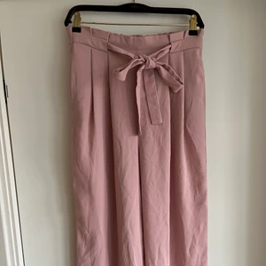 Kostymbyxa - Croppad och tunn kostymbyxa