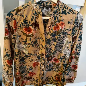 Blus med härligt print, stl 36, selected femme 