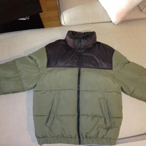 DIVIDE ZERO-EIGHT H&M Dun jacka - Storlek på Dun jackan: M, färgen på jackan: militär grön & svart, använding: I gott skick. Jackan har inte används mycket och har inte någon skada. Passar bra och håller varmt. Bra funktioner på jackan så som fickor, inne ficka med drag kedja och en extra luva (regn luva) som är gömd vid nacken.