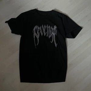 rhinestone t shirt - oversize fit storlek S, helt oanvänd. det står ”revenge” i rhinestone diamenter <3 