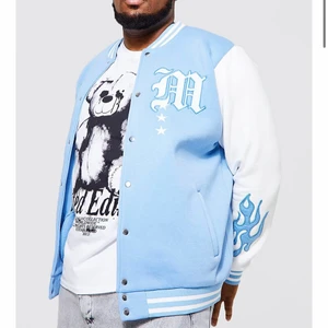 Boohoo jacka  - !! LÅNAD BILD!! Säljer min asballa jacka i storlek M från boohoos herravdelning, den är aldrig använd. Jag har S/M i vanliga fall och denna passar mig. säljer pga den inte passar min stil. nypris 800, säljer för 300 + frakt 💕💕💕💕 hör av dig för fler bilder