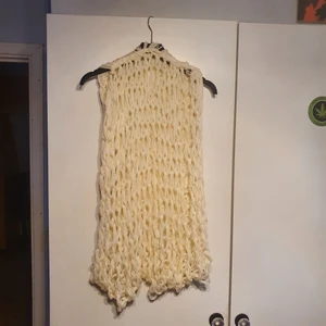 Hemstickad tub/sjal  - Dam storlek M. Hemstickad tub eller sjal. Jag vet ej vad dom kallas. 