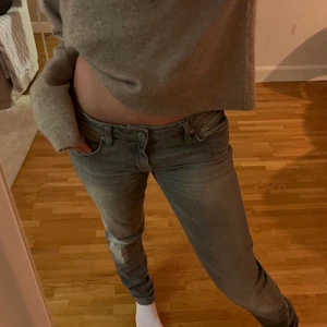 Gråa lågmidjade jeans - Jätte fina vintage lågmidjade jeans ! Står ingen strlk vad jag ser men så här sitter dom på mig och brukar ha 34/36 i byxor 💓💓