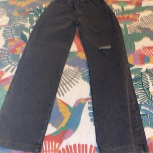 Byxor -  Byxor Det är grå svart och guld  fördet är tråd  när de har sitta medan är  ganska stretch