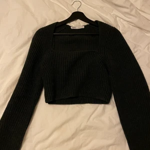 Stickad tröja  - Säljer min stickade tröja från zara som knappt är använd.  Den är väldigt fin till kjol och jeans!🤍 Buda privat till mig, frakt står köparen för🤍!