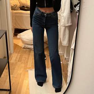 Helt oanvända mörkblåa jeans från Monki i modellen Yoko, i storlek 24 (motsvarar XS/S eller 34/36). Tveka inte med att skriva vid eventuella frågor. Köparen står för fraktkostnaden🤎