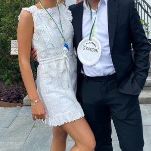 Studentklänning DM retro margo - Säljer min älskade studentklänning från DM retro i modellen margo, har tyvärr inte kommit till användning mer än på studentdagen och hoppas därför någon annan kan få användning av den. I väldigt bra skick. Köparen står för frakt. Står storlek M på klänning men passar en XS/S