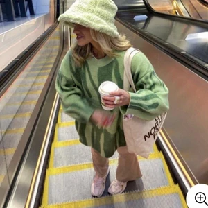 Tröja - Säljer denna fina tröja från kiwi & co, använd fåtal gånger och är i fint skick! Är i storlek one size men sitter väldigt bra på dig som har någon av storlekarna 34-36☺️ köparen står för kostnad på frakten!