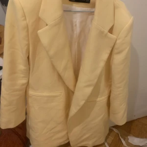 Vårens finaste kavaj från zara i XL  - Jättefin kappa använd ett fåtal gånger, storlek XL 