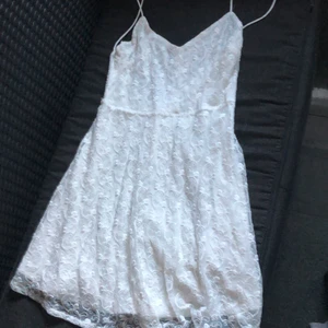 Klänning  - Superfin klänning från mango i toppskick. Andvends inte då den är lite stor för mig. Klänningen är i storlek S. köparen står för frakten🤍🤍🤍