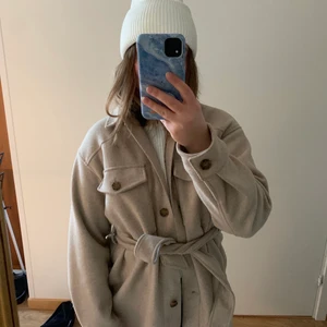 JACKA - ZARA - Perfekt jacka inför våren från Zara i strl S. Bältet går att ta av om man föredrar det. Säljer pga att den ej kommer till användning. Pris: 210kr INKLUSIVE spårbar frakt 🤍