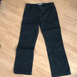 snygga lågmidjade svarta jeans med vita ränder i storlek 44 men sitter som M, köparen står för frakt💚
