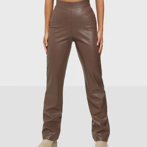 Skinnbyxor  - Skinnbyxor i brun färg. Sitter jättebra på och är sköna och stretchiga. Säljer då de är lite korta för mig. Fint skicka använda 2 gånger. Köptes för 499kr 