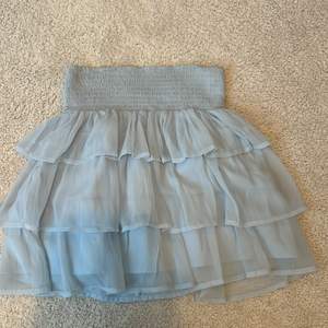 En ljusblå volang kjol från vero moda. Den är helt oanvänd. Buda privat! Budet ligger på 240kr