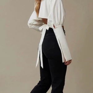 Topp av Hanna Schönberg - Superfin och trendig topp från Nakd designad av Hanna Schönberg. Toppen är i fint skick och har bara använts ett fåtal gånger💗💗