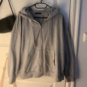 grå zip up hoodie - använt få gånger :) står att storleken är XL men passar som M/L
