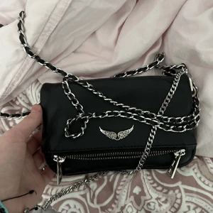 Zadig & Voltaire väska  - Heej säljer nu min lilla zadig eftersom den inte kommer till användning längre har haft den i ett år men bara använt den max 7gånger. ❤ Det är bara att skriva vid frågor eller fler bilder. ❤ (Det är mina bilder) ❤️ vill få såldt den snabbt så fört i kvarn som gäller 