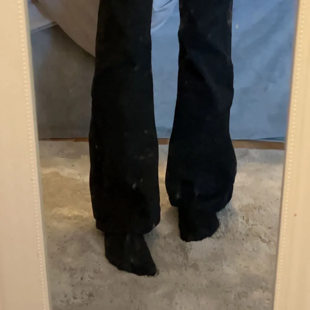 Svarta bootcut jeans, väldigt högmidjade, väldigt stretchiga. Jeans & Byxor.