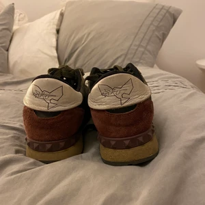 Valentino sneakers  - Coola unika valentino sneakers i ok skick ! Skirv för mer info elelr bilder 🥰