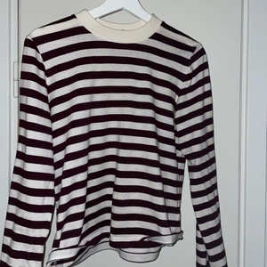 Randig tröja  - Super skön röd och vit randig tröja! Den ser svart ut på bilden men den e mörk röd och vit randig! Nästan helt oanvänd från another stories❤️‍🔥
