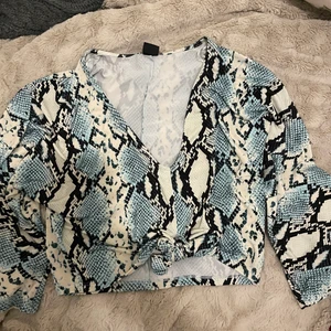 Ny topp - Helt ny från Ginatricot inköpt för 349kr 