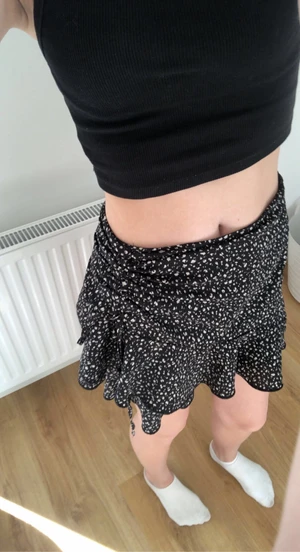 Svart prickig kjol - En svart kjol från shein med prickar, väldigt fin och snygg till sommaren