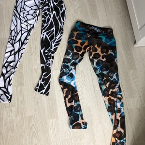 Blond Destroyer stl s  - Supersköna fina träningstights stl s från Blond Destroyer just dessa 2 byxor är väldigt väldigt låga i midjan , båda för 150kr