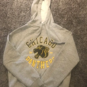 Hoodie från ginatricot stl xs - Skön/mjuk hoodie, säljer den pga att den inte används och tar bara plats i garderoben 