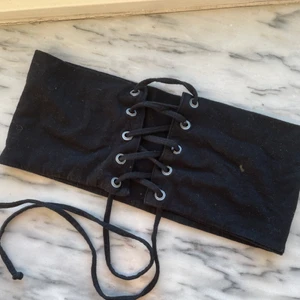 tyg korsett - Säljer denna fina korsett. Pris går att diskutera. Frakt tillkommer (45kr) 🥰