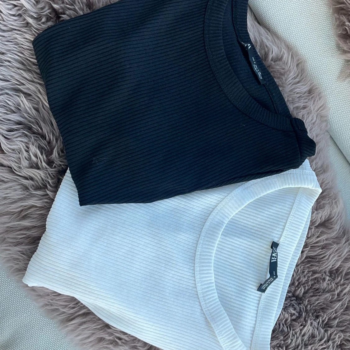 Vitt och svart t-shirts  - 91