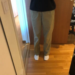 Beigea dickies byxor 874 - jag säljer mina jätte fina beigea dickies byxor 874 workpants, byxorna är använda men fortfarande i nyskick förutom att det finns ett litet hål på vänstra framsida (se bild 3) Hålet syns inte när dom är på om inte man kollar noga. Storleken på byxorna är 29x30. Byxorna är köpta secondhand för 350 kronor. Köparen står för frakten!! Jag är villig att diskutera priset! (Byxorna sitter perfekt i längd på mig, är ungefär 163) är villig att gå ner till 250 vid snabb affär!