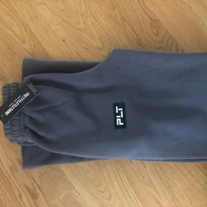 PLT straight legged pants - Säljer dessa populära PLT byxor för 300kr. Aldrig använda endast testade. Säljer pga att de är för korta.