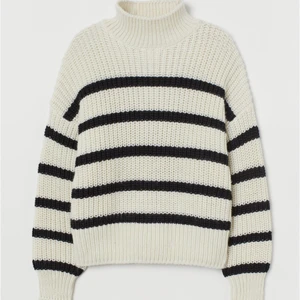 Randig stickat från HM - Stickad polotröja tröja från HM i storlek L.