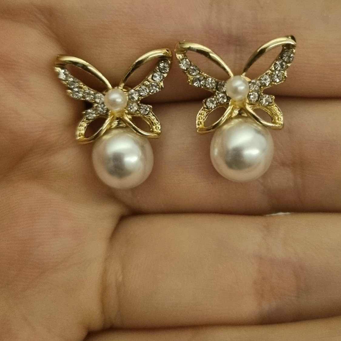 Fjärilsörhängen i guldfärg